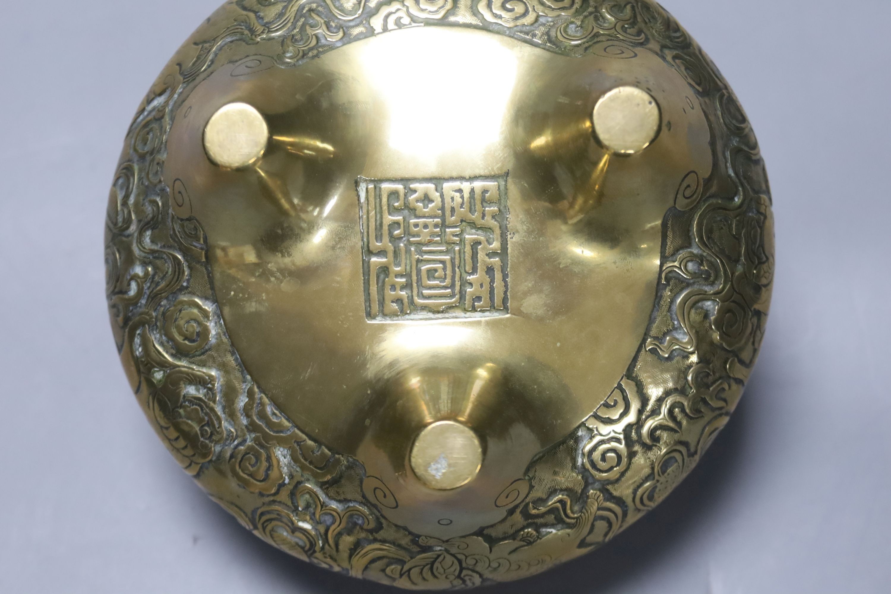 A Chinese bronze tripod censer, early 20th century, 14cm